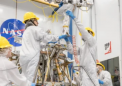NASAVIPER机器人月球车团队升起了强大的桅杆